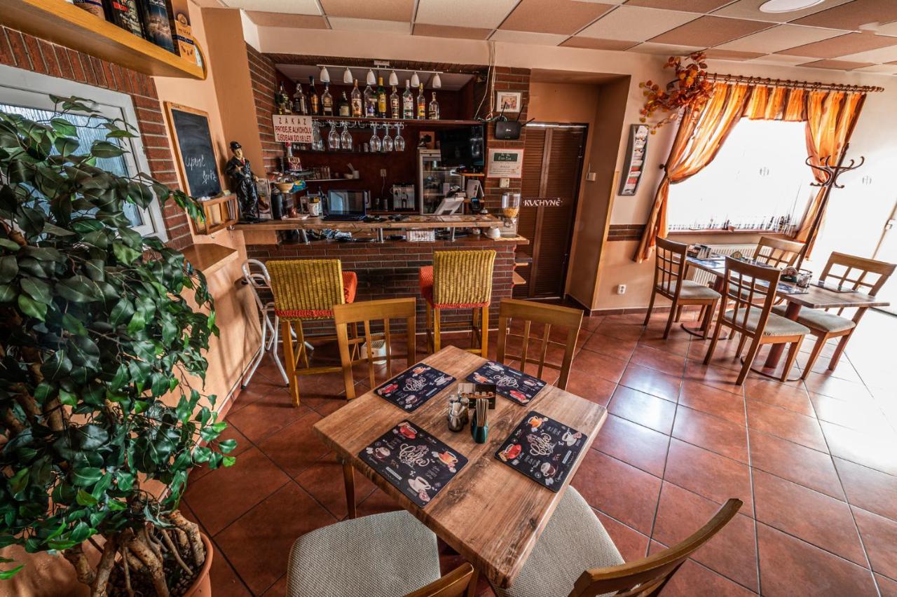 Penzion U Tulaka Dobrichovice ภายนอก รูปภาพ