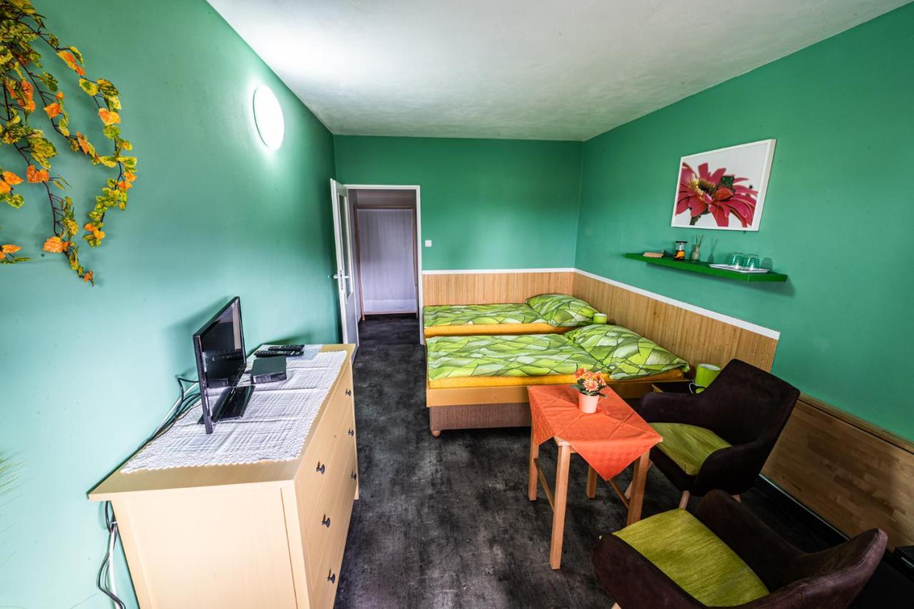 Penzion U Tulaka Dobrichovice ภายนอก รูปภาพ