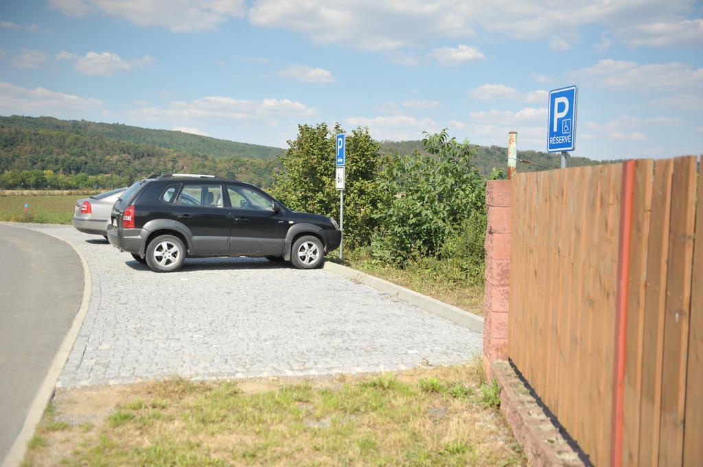 Penzion U Tulaka Dobrichovice ภายนอก รูปภาพ